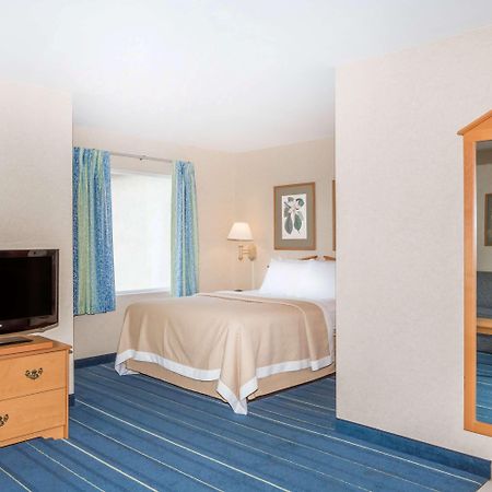 Days Inn & Suites By Wyndham Bridgeport - Clarksburg Екстер'єр фото