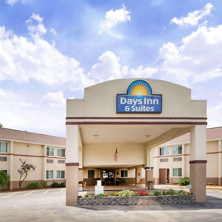 Days Inn & Suites By Wyndham Bridgeport - Clarksburg Екстер'єр фото