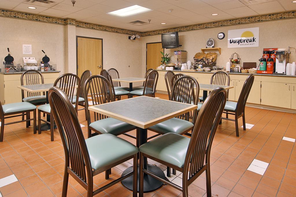 Days Inn & Suites By Wyndham Bridgeport - Clarksburg Ресторан фото