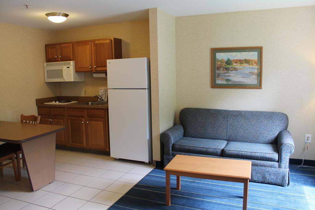 Days Inn & Suites By Wyndham Bridgeport - Clarksburg Номер фото