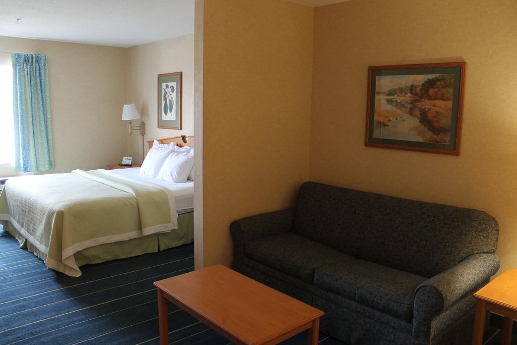 Days Inn & Suites By Wyndham Bridgeport - Clarksburg Номер фото