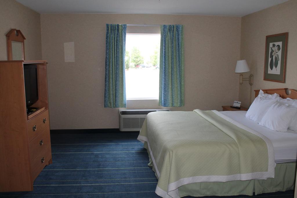 Days Inn & Suites By Wyndham Bridgeport - Clarksburg Номер фото