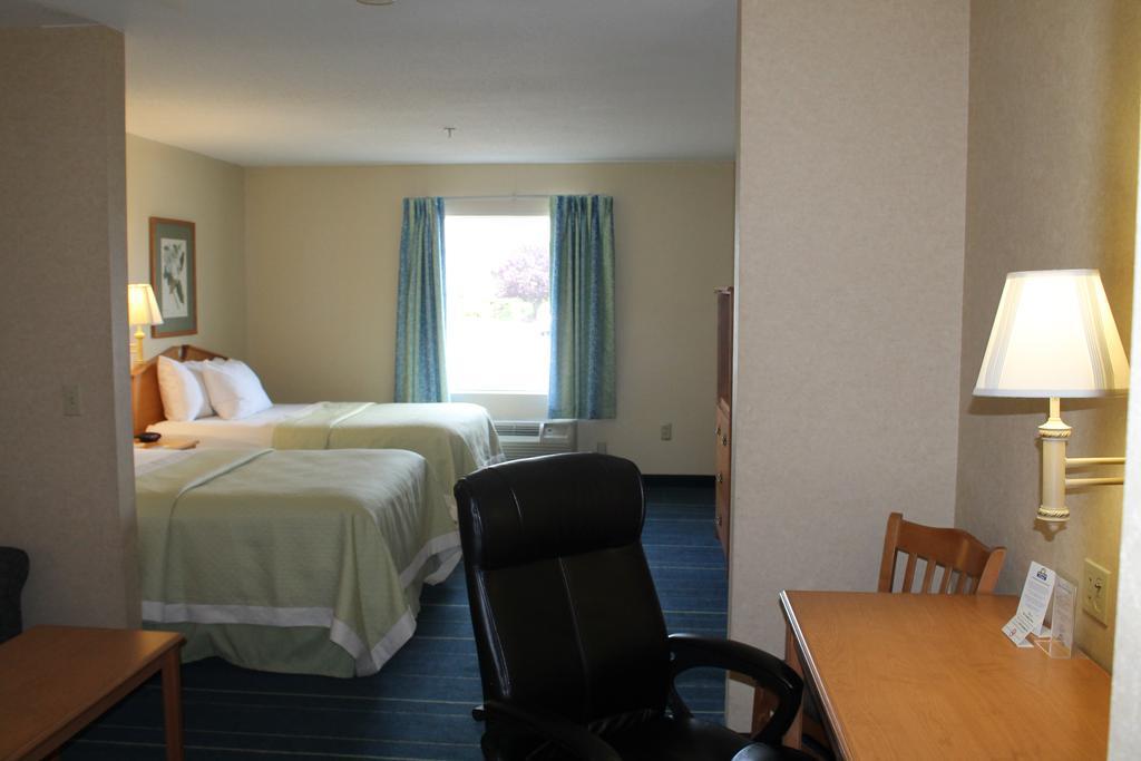 Days Inn & Suites By Wyndham Bridgeport - Clarksburg Номер фото
