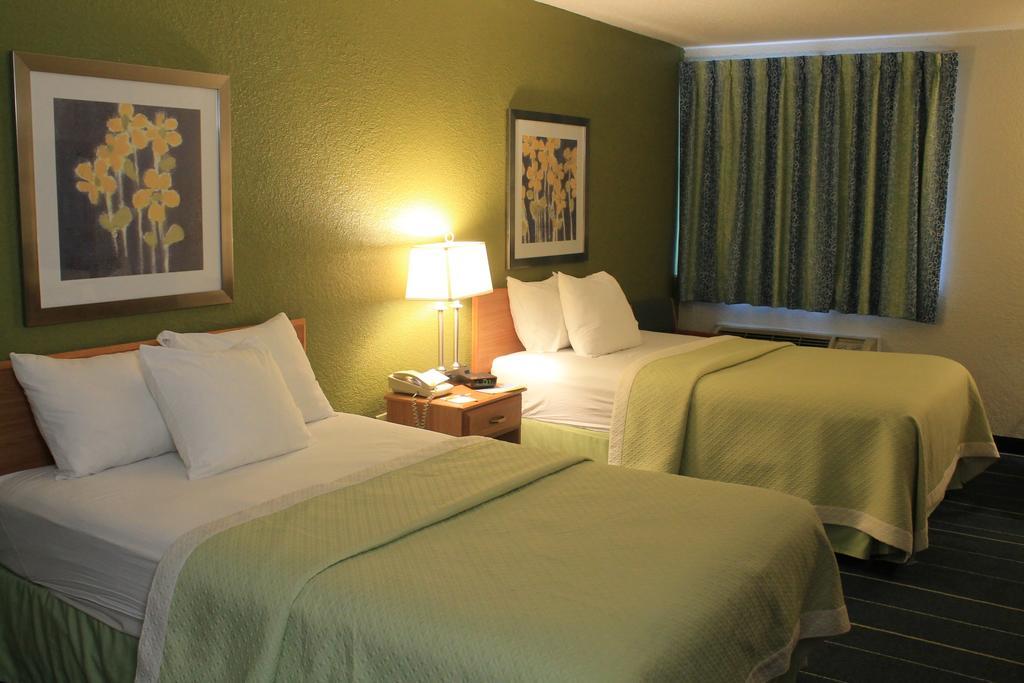 Days Inn & Suites By Wyndham Bridgeport - Clarksburg Номер фото