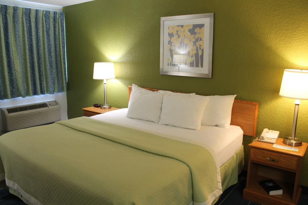 Days Inn & Suites By Wyndham Bridgeport - Clarksburg Екстер'єр фото