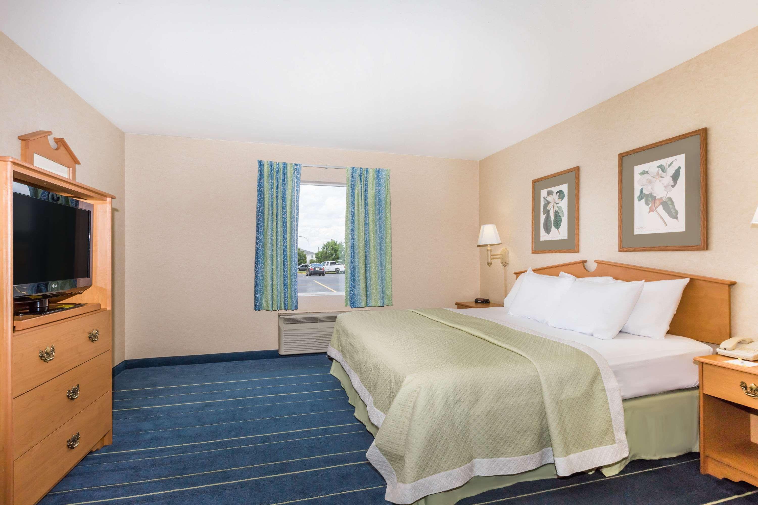 Days Inn & Suites By Wyndham Bridgeport - Clarksburg Екстер'єр фото