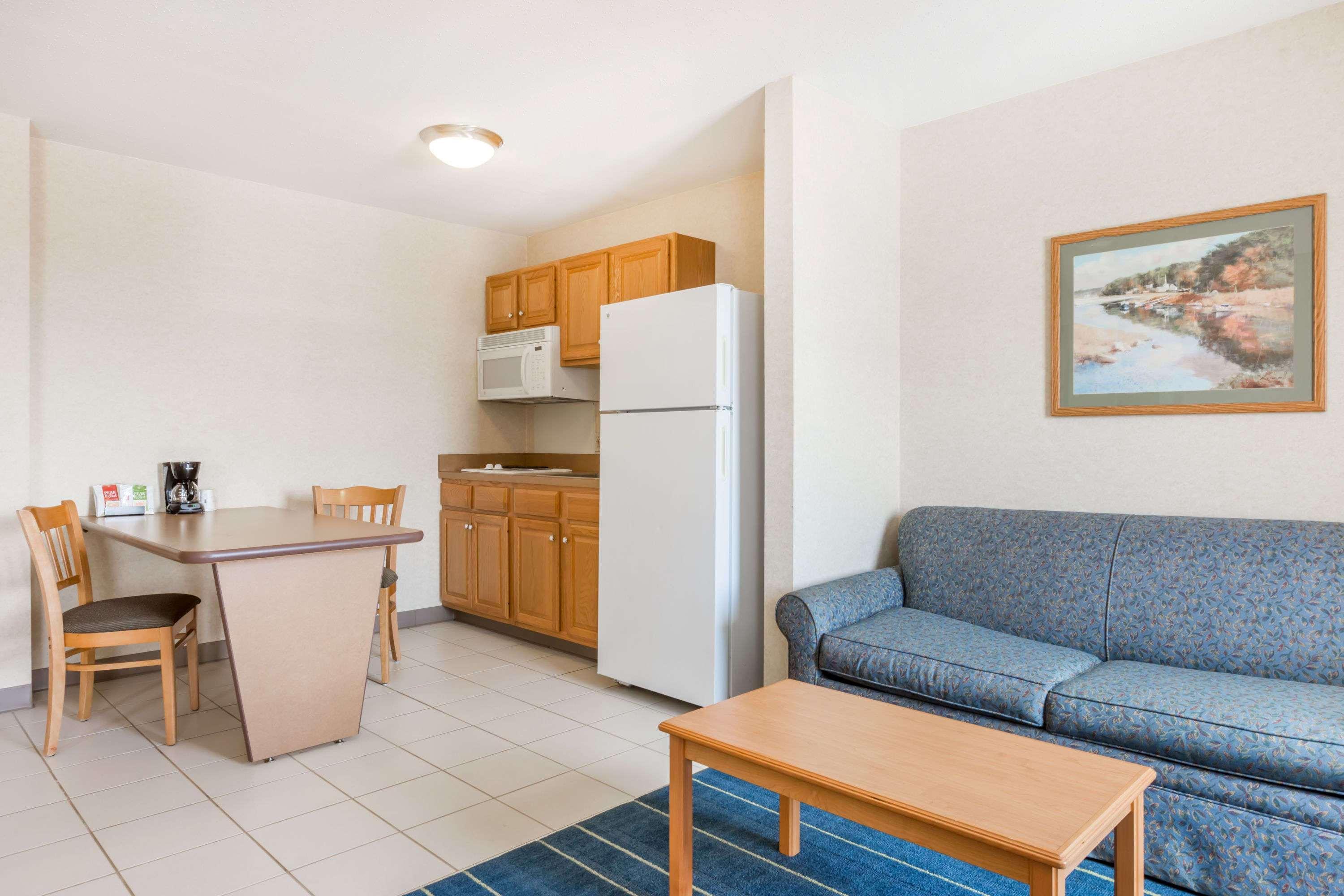 Days Inn & Suites By Wyndham Bridgeport - Clarksburg Екстер'єр фото
