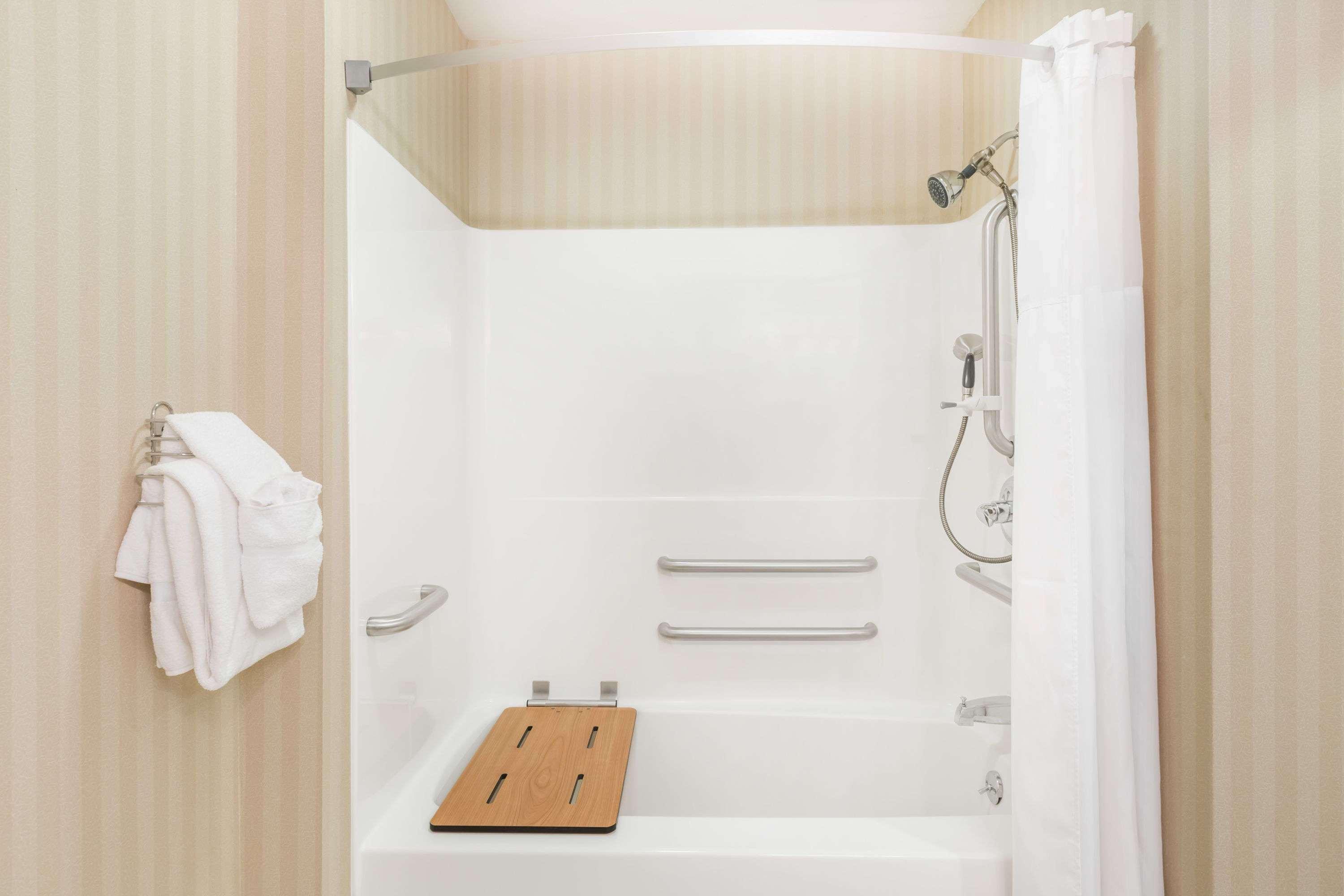 Days Inn & Suites By Wyndham Bridgeport - Clarksburg Екстер'єр фото