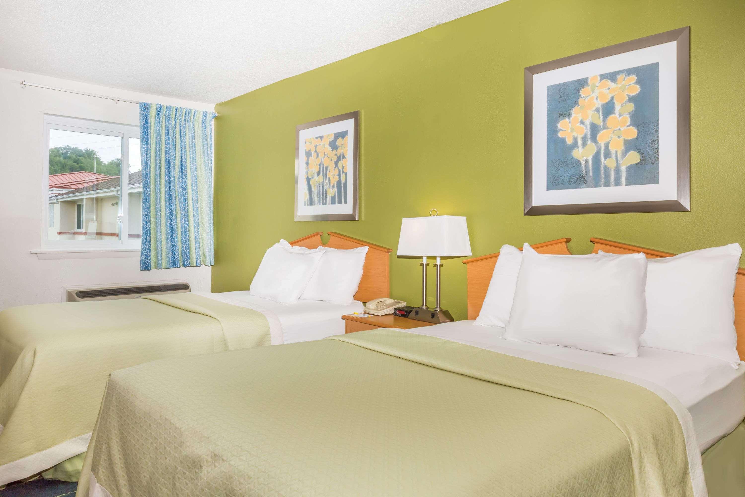Days Inn & Suites By Wyndham Bridgeport - Clarksburg Екстер'єр фото