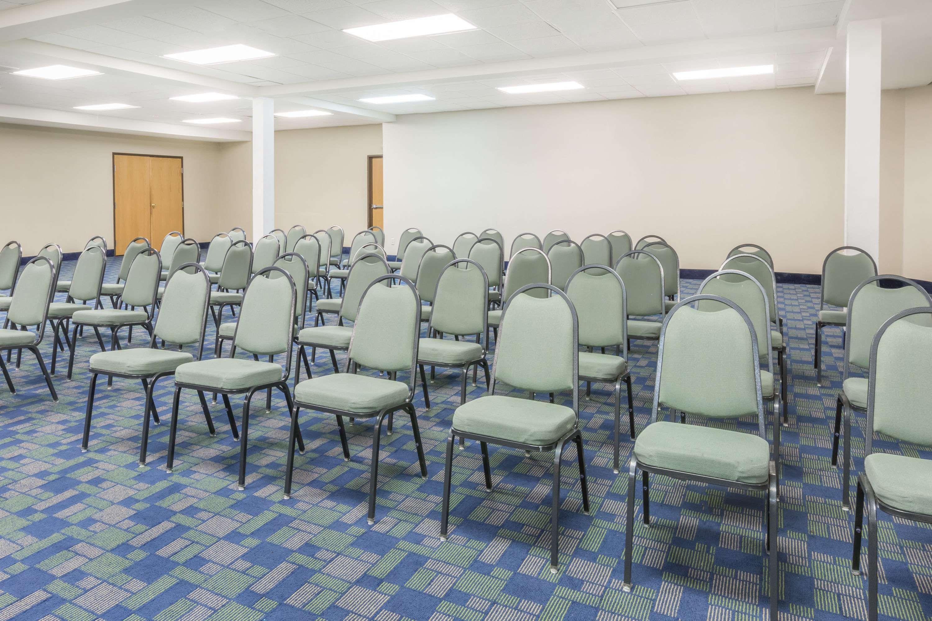 Days Inn & Suites By Wyndham Bridgeport - Clarksburg Екстер'єр фото