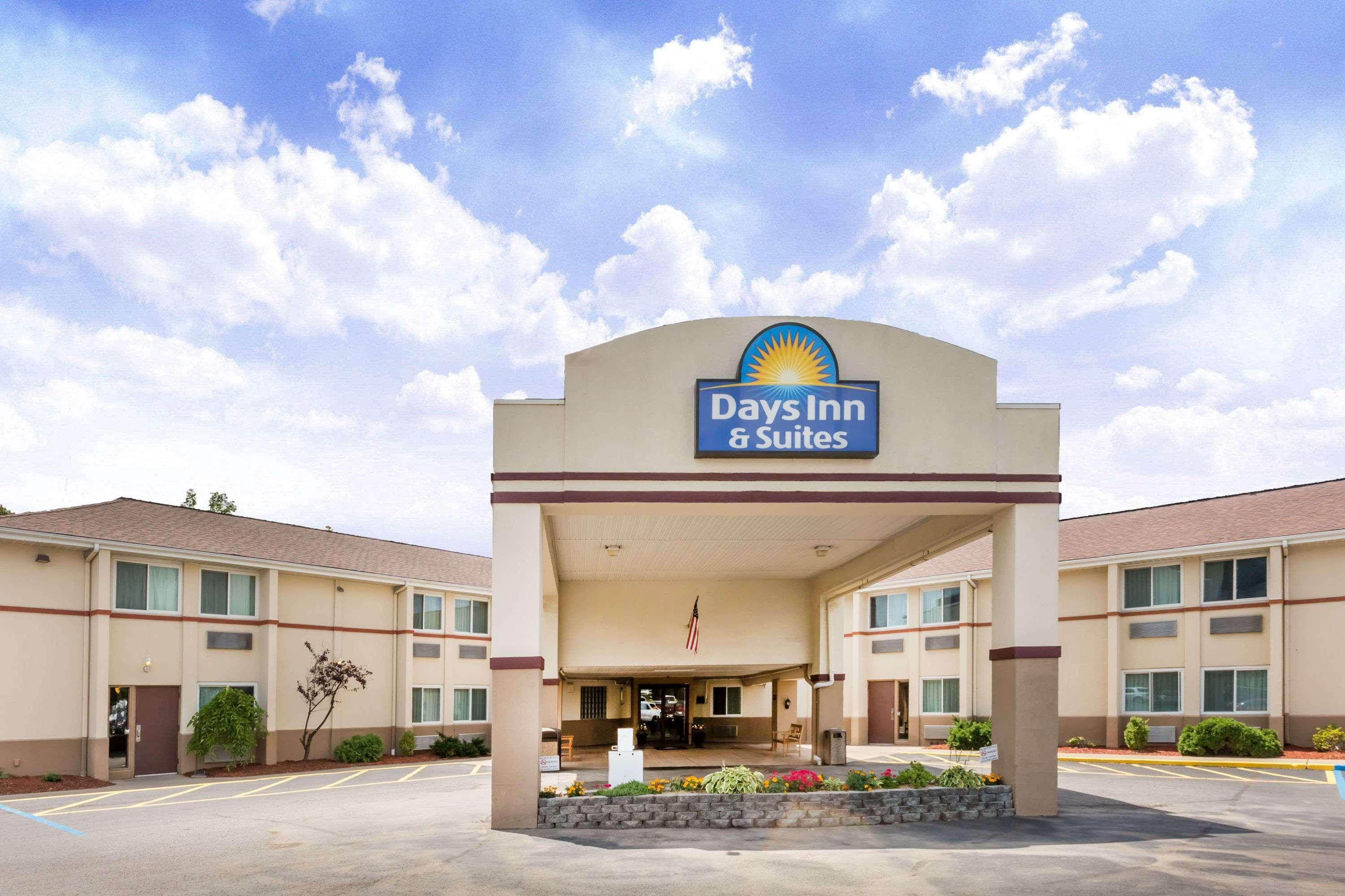 Days Inn & Suites By Wyndham Bridgeport - Clarksburg Екстер'єр фото