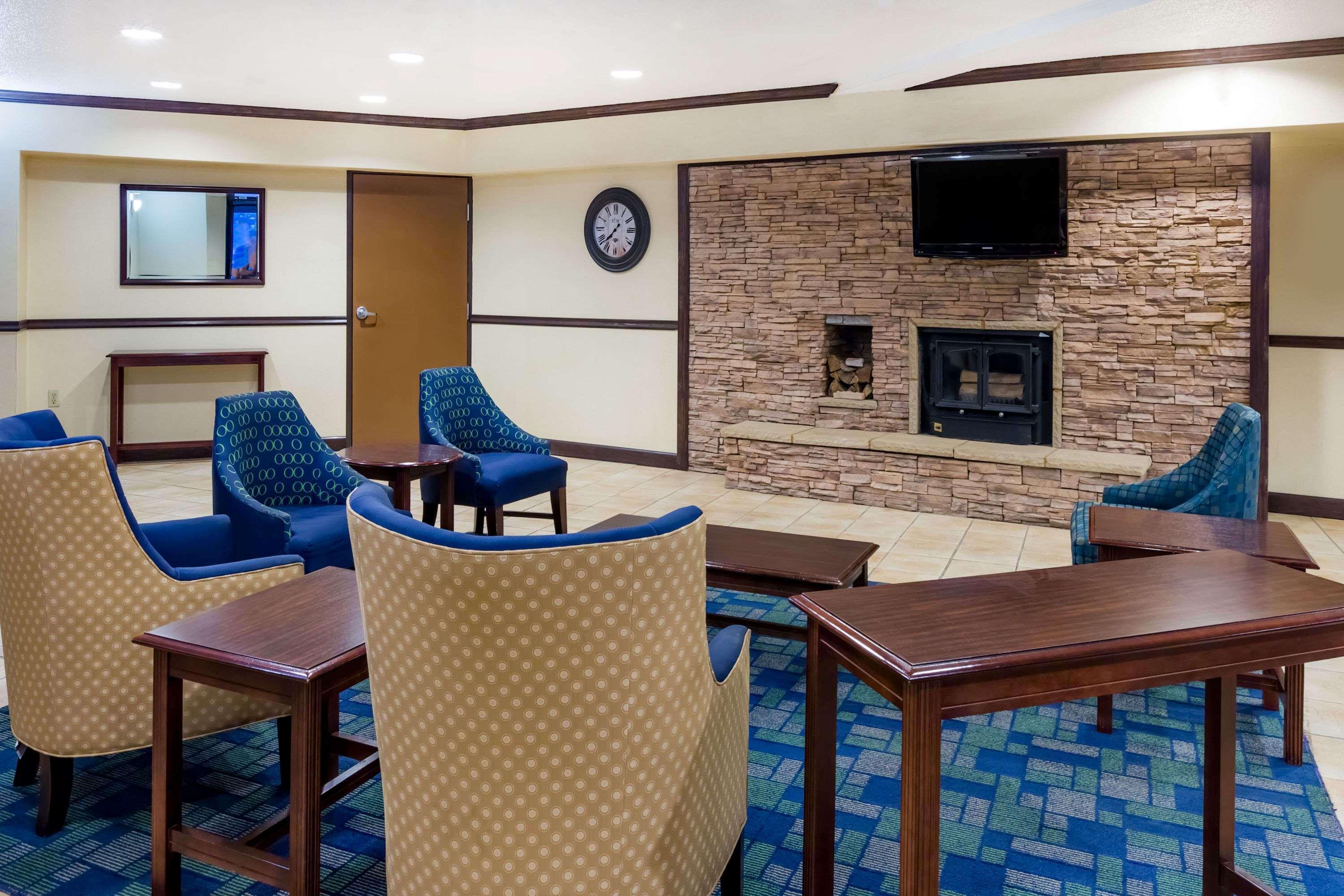 Days Inn & Suites By Wyndham Bridgeport - Clarksburg Екстер'єр фото