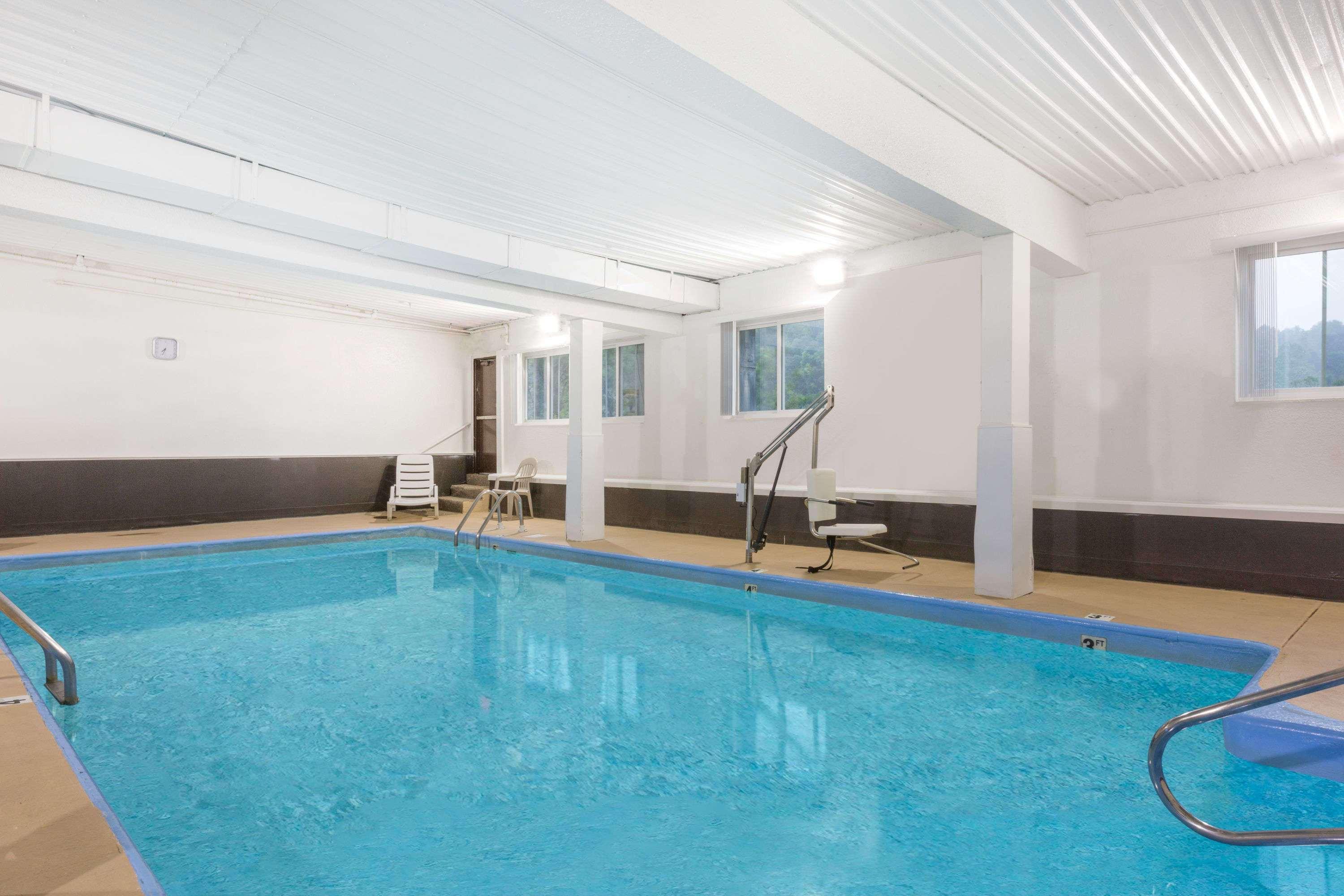 Days Inn & Suites By Wyndham Bridgeport - Clarksburg Екстер'єр фото