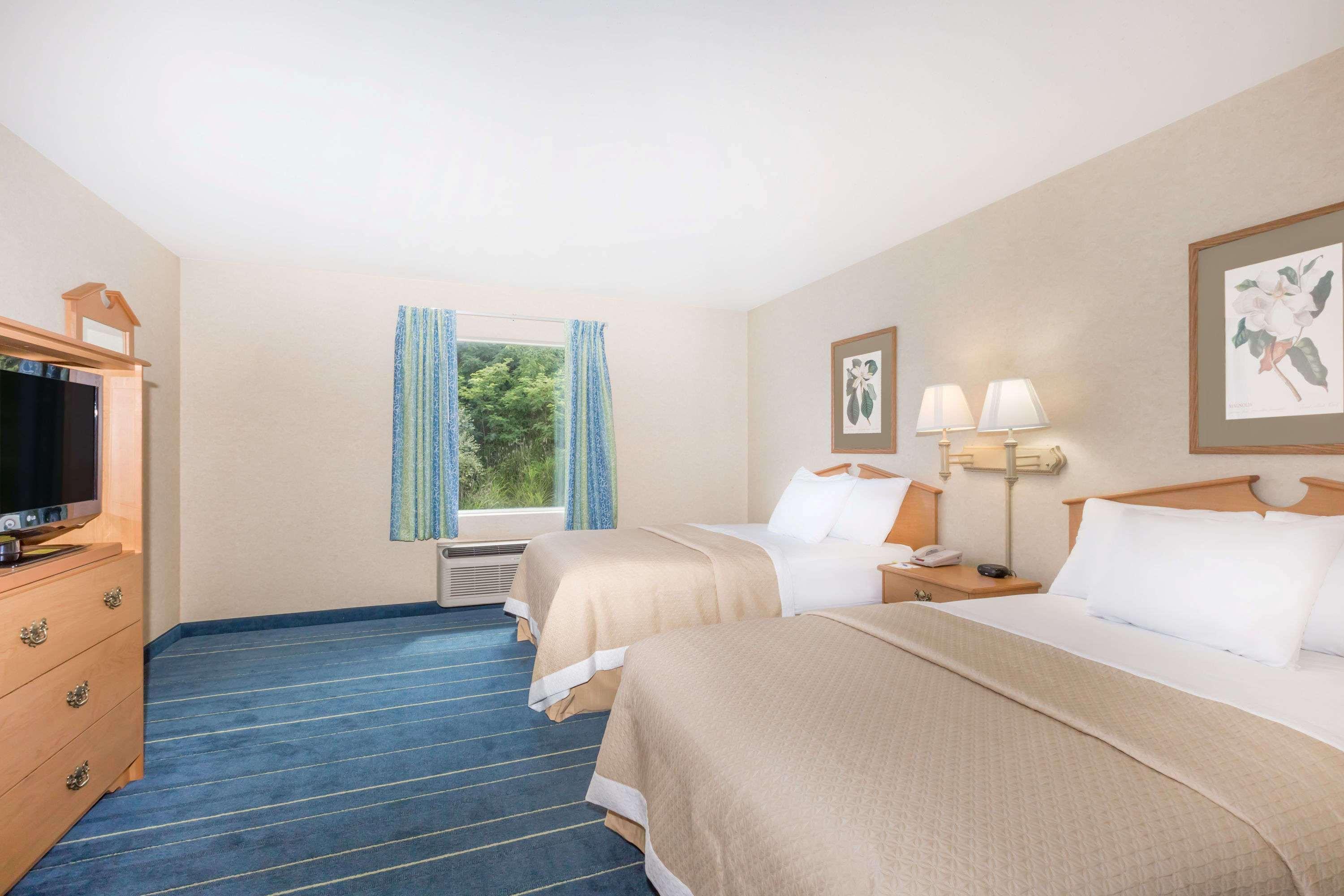 Days Inn & Suites By Wyndham Bridgeport - Clarksburg Екстер'єр фото