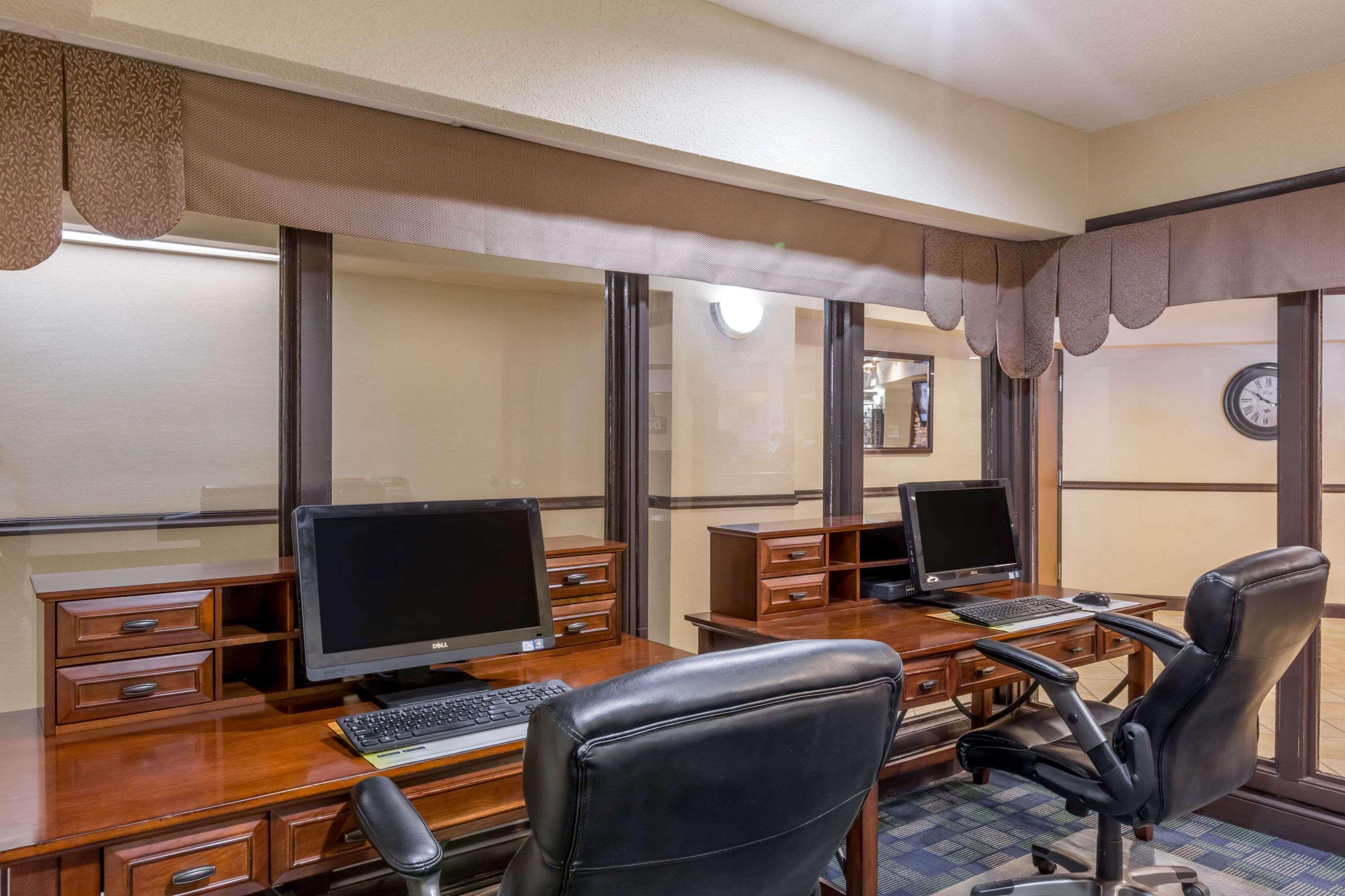 Days Inn & Suites By Wyndham Bridgeport - Clarksburg Екстер'єр фото