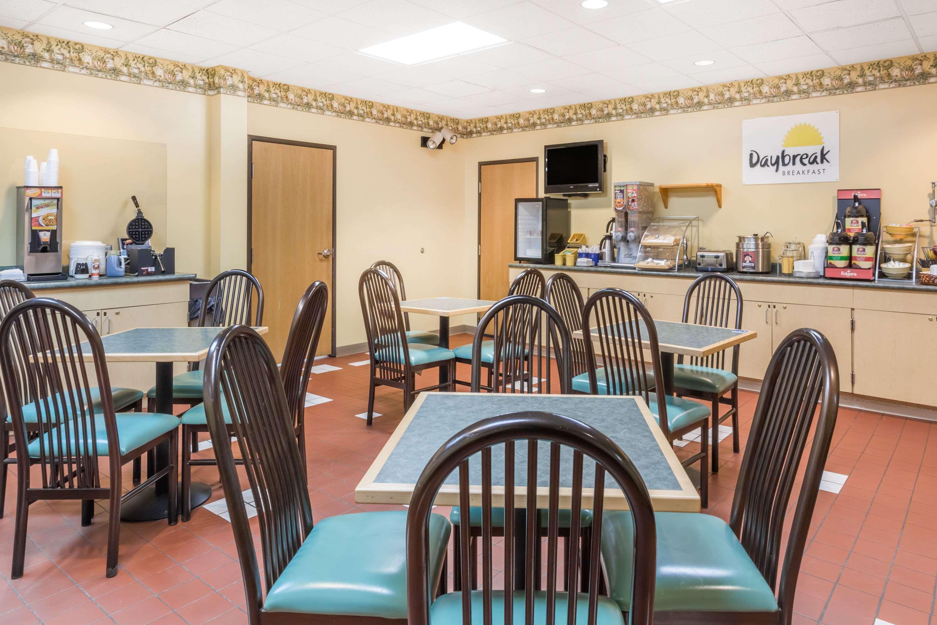 Days Inn & Suites By Wyndham Bridgeport - Clarksburg Екстер'єр фото