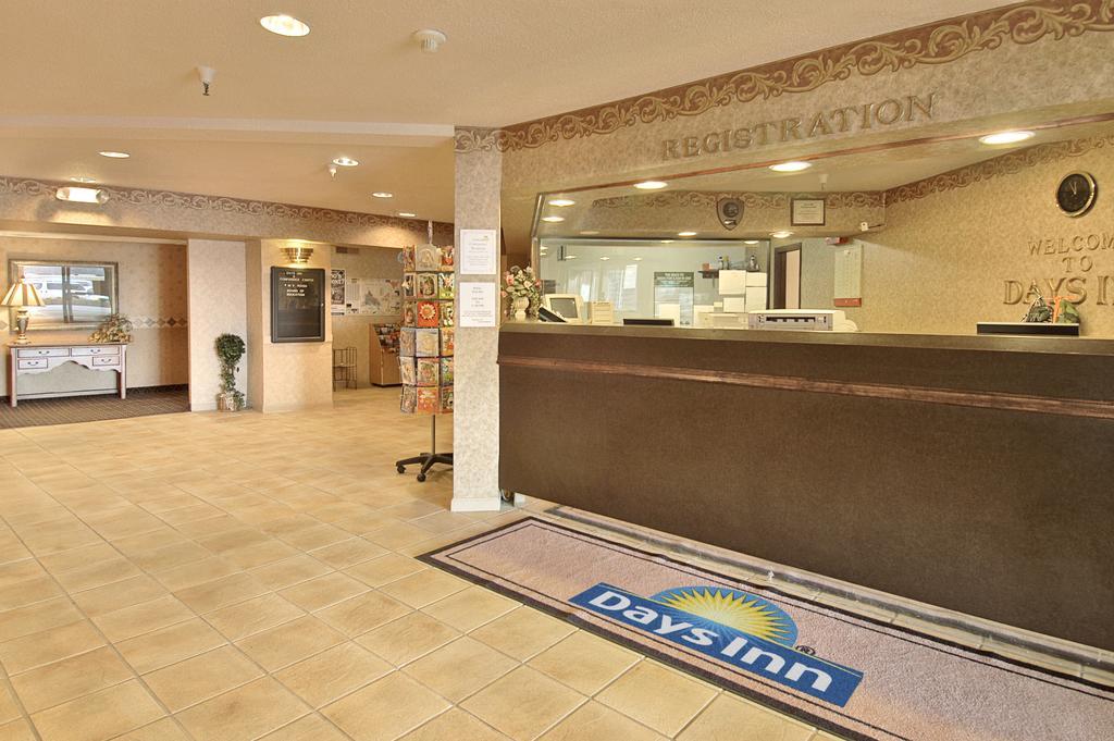 Days Inn & Suites By Wyndham Bridgeport - Clarksburg Екстер'єр фото