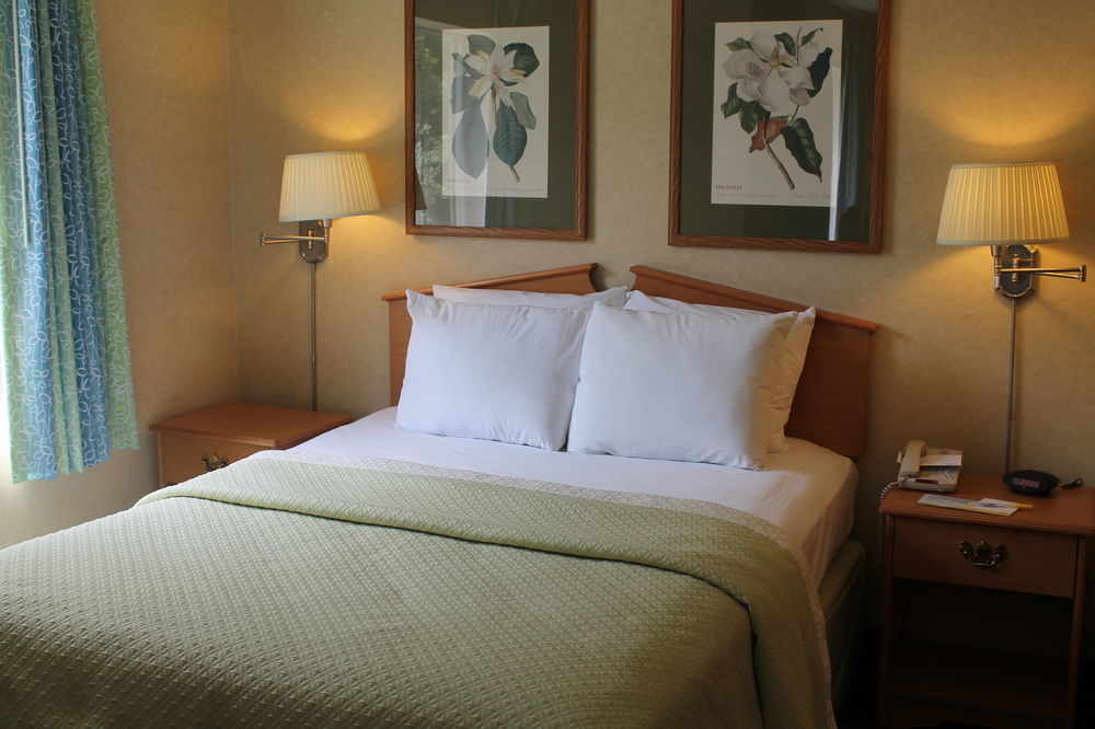 Days Inn & Suites By Wyndham Bridgeport - Clarksburg Екстер'єр фото