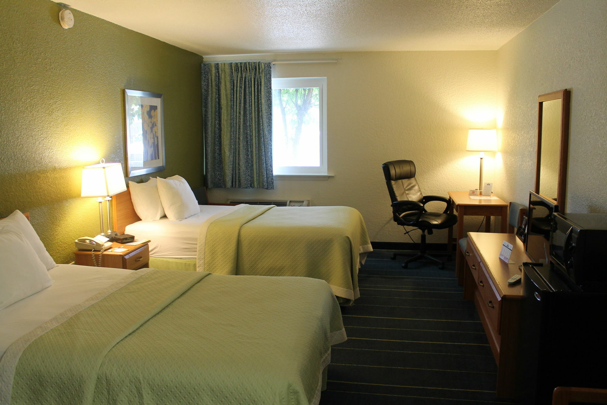 Days Inn & Suites By Wyndham Bridgeport - Clarksburg Екстер'єр фото