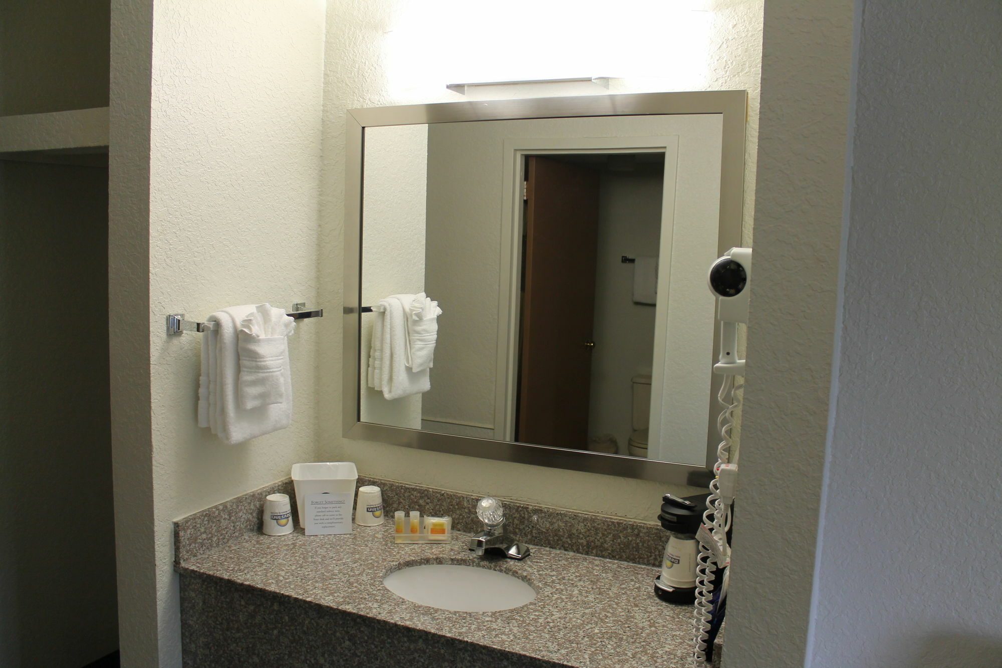 Days Inn & Suites By Wyndham Bridgeport - Clarksburg Екстер'єр фото