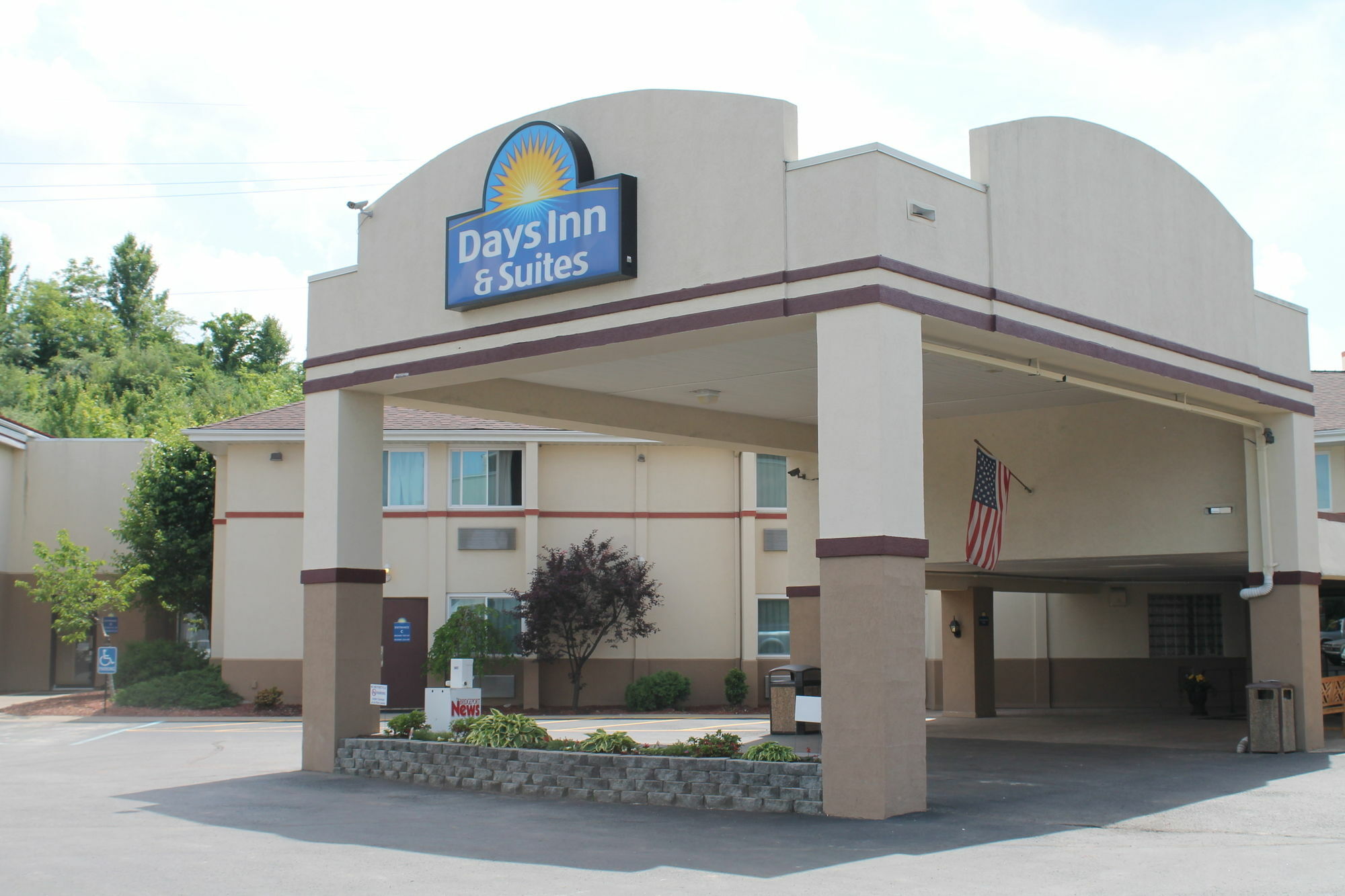 Days Inn & Suites By Wyndham Bridgeport - Clarksburg Екстер'єр фото