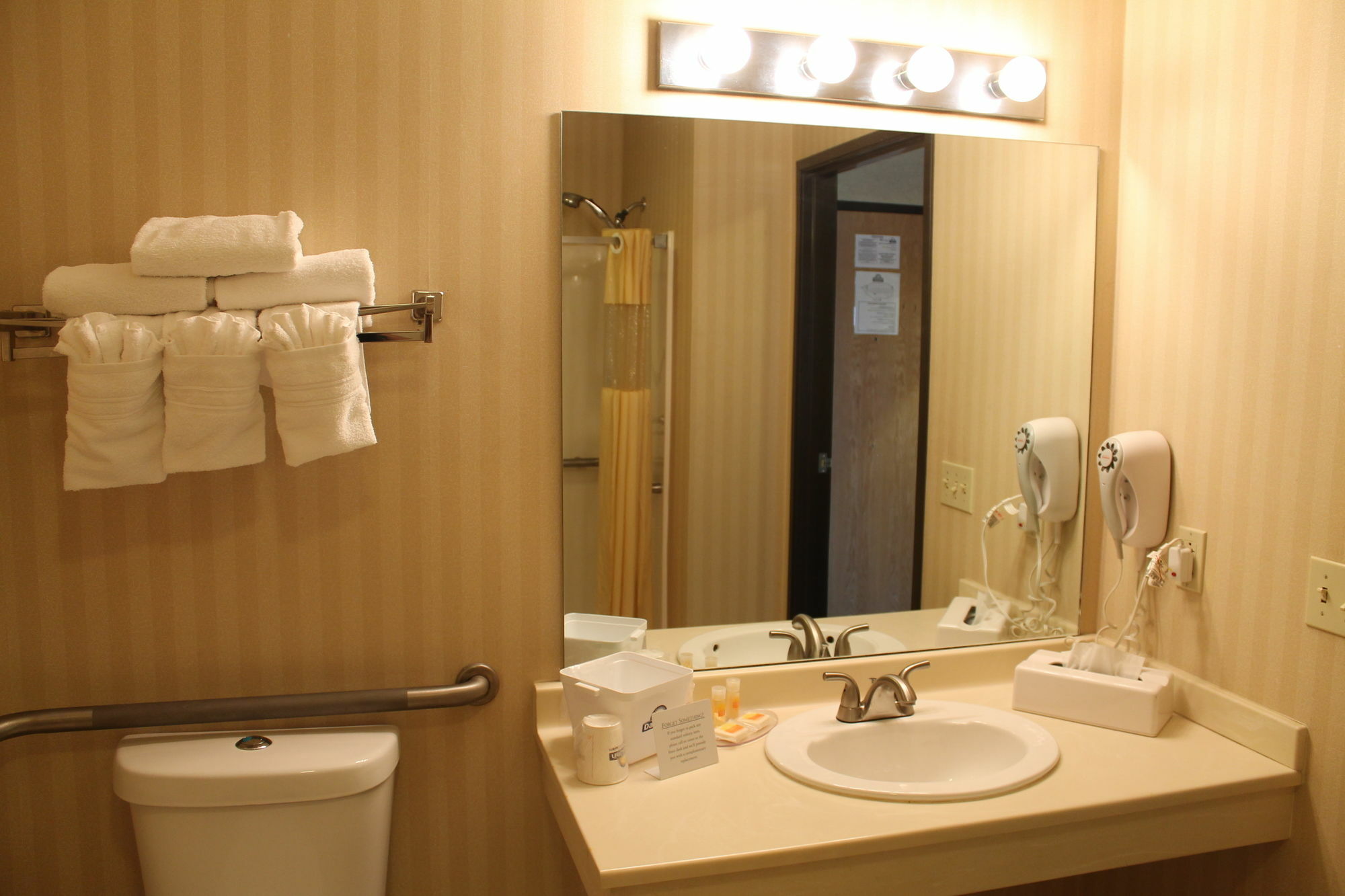 Days Inn & Suites By Wyndham Bridgeport - Clarksburg Екстер'єр фото