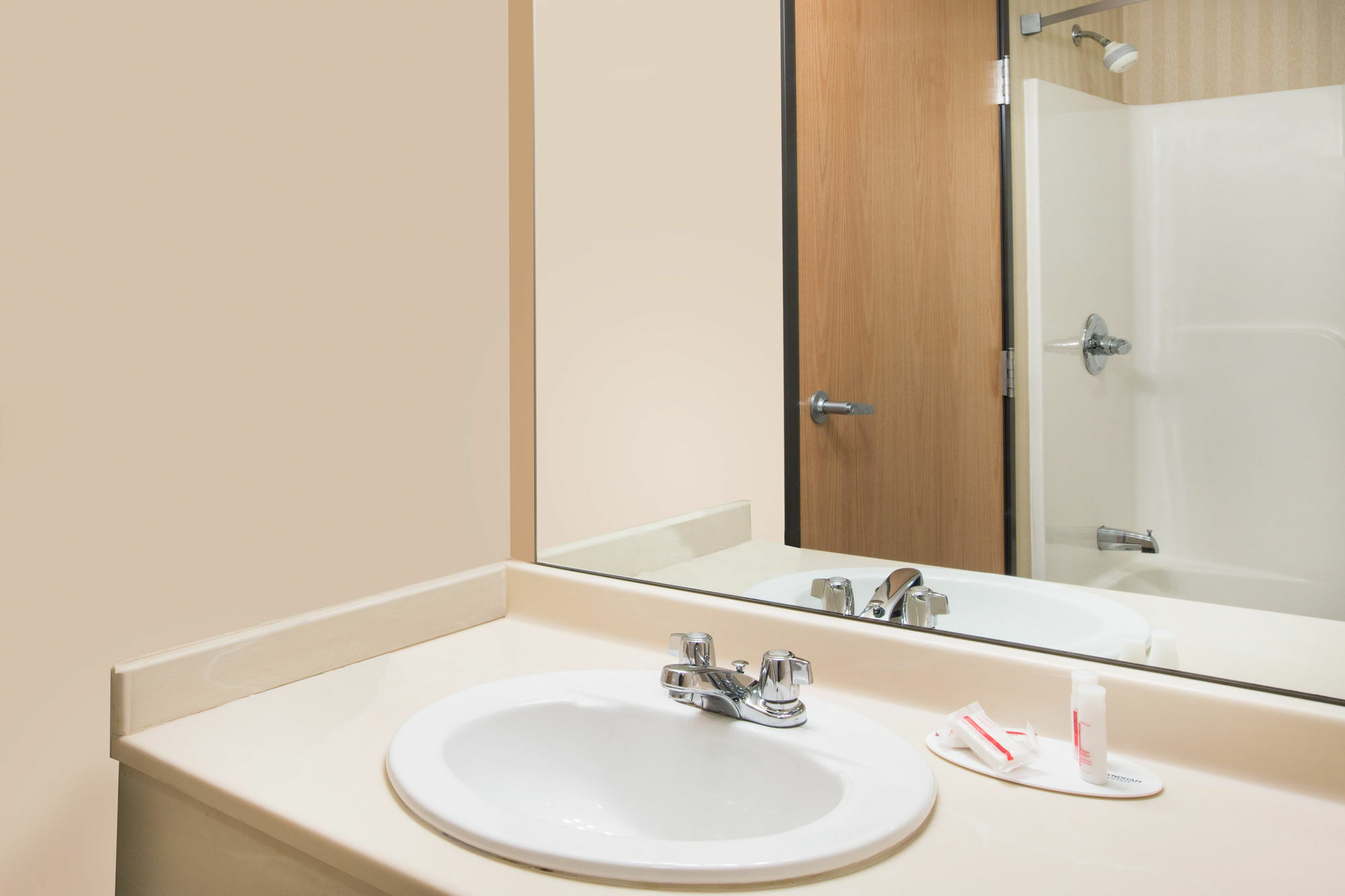 Days Inn & Suites By Wyndham Bridgeport - Clarksburg Екстер'єр фото