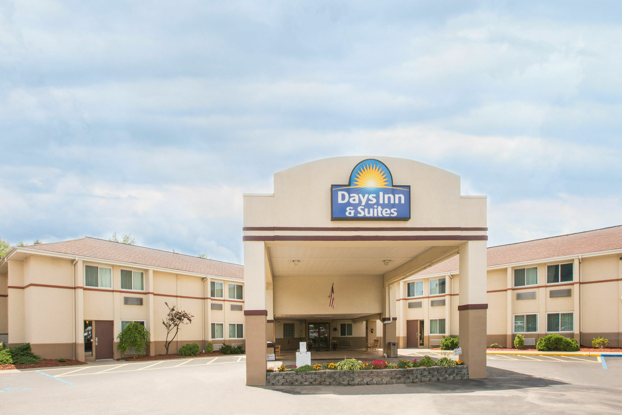 Days Inn & Suites By Wyndham Bridgeport - Clarksburg Екстер'єр фото