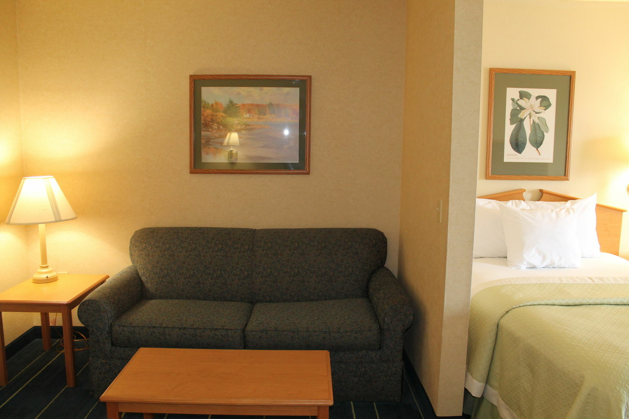 Days Inn & Suites By Wyndham Bridgeport - Clarksburg Екстер'єр фото