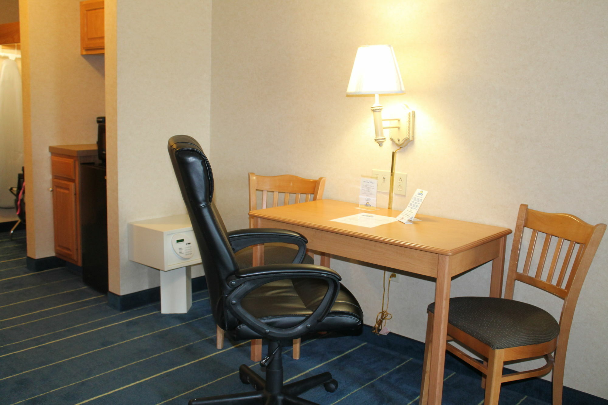 Days Inn & Suites By Wyndham Bridgeport - Clarksburg Екстер'єр фото