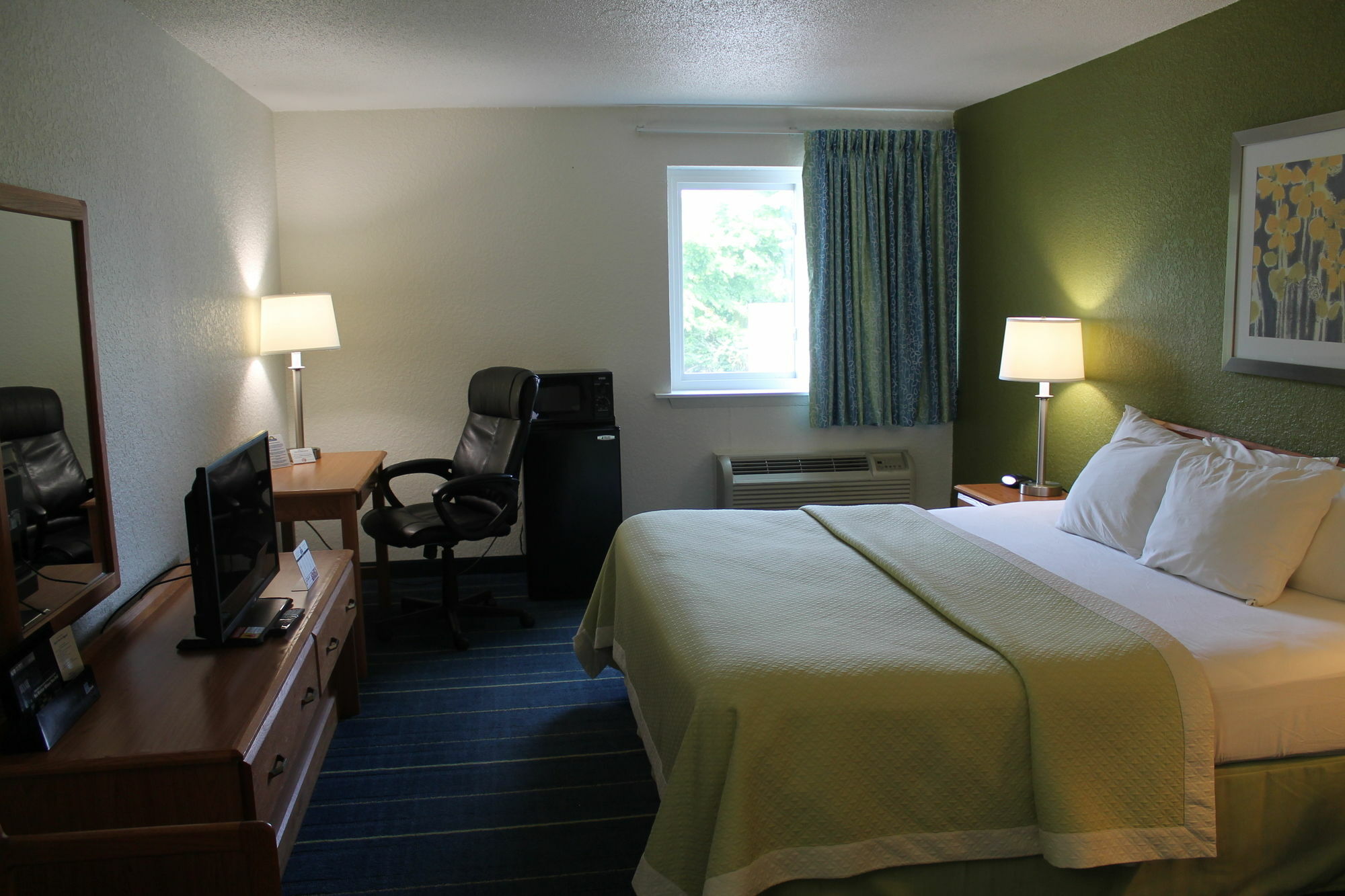 Days Inn & Suites By Wyndham Bridgeport - Clarksburg Екстер'єр фото